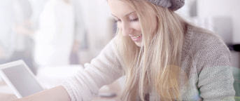 Jeune femme lit dans un livre Jeune femme lit dans un livre